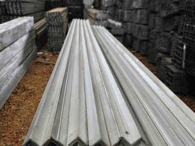 云南昆明上铁钢材角钢产品厂家低价出售 规格齐全量大从优角钢