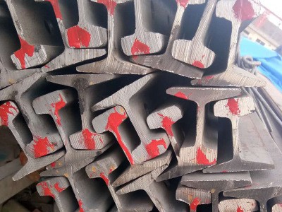 现货供应43kg轨道钢 钢轨铁道轨国际标准30公斤轻轨产地邯郸