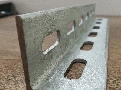 镀锌热轧万能角钢 镀锌角铁 唐钢盛财三角铁定制加工冲孔拉弯切割