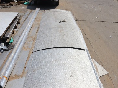 不锈钢花纹板 现货批发 304不锈钢花纹板 不锈钢防滑花纹板规格全