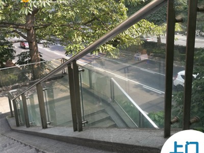 龙泰梯业护栏厂家 天桥不锈钢楼梯玻璃护栏 城市天桥护栏景观工程